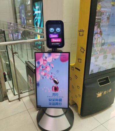 圖為海淀區(qū)市場監(jiān)管局在商業(yè)繁華地區(qū)、社區(qū)等，為化妝品科普宣傳“布局”造勢.