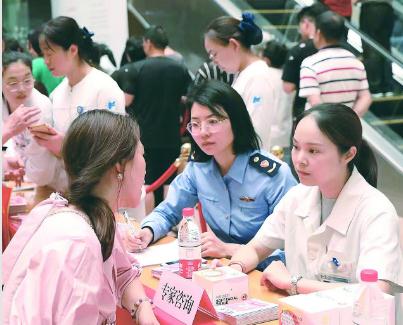 圖為浙江省藥監(jiān)局聯(lián)合醫(yī)療機構向群眾提供安全用妝咨詢。浙江省藥監(jiān)局供圖
