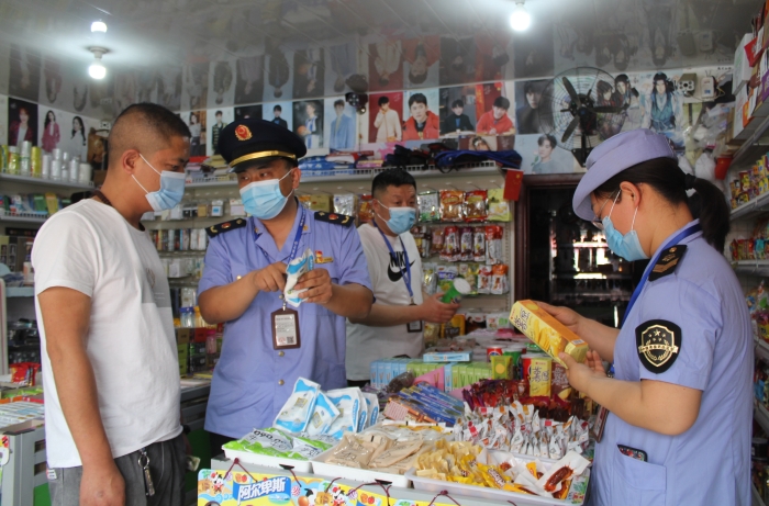 執(zhí)法人員在一學(xué)校周邊的食雜店進行執(zhí)法檢查 執(zhí)法人員在一學(xué)校周邊的食雜店進行執(zhí)法檢查