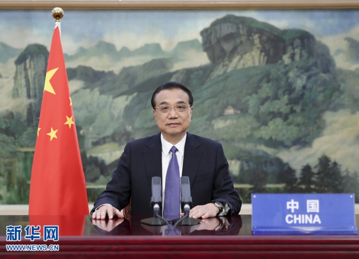 6月4日晚，國務(wù)院總理李克強(qiáng)在全球疫苗峰會視頻會議上發(fā)表致辭。 新華社記者 丁海濤 攝