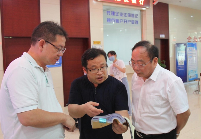 上官新晨（右一）在鷹潭市行政服務(wù)中心詳細(xì)了解鷹潭市局在簡(jiǎn)化審批流程、優(yōu)化服務(wù)等方面的工作舉措。