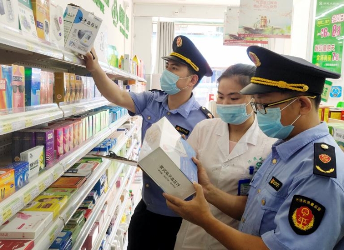 圖為該局執(zhí)法人員正在一鄉(xiāng)鎮(zhèn)藥店內檢查電子血壓計。