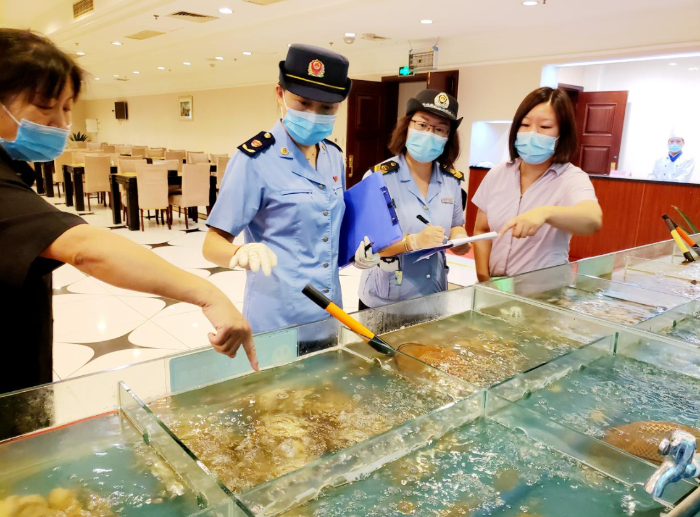圖為順義區(qū)市場(chǎng)監(jiān)管局執(zhí)法人員檢查水產(chǎn)品、肉類等進(jìn)貨渠道。