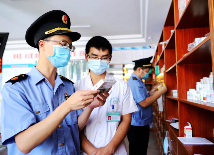 圖為6月16日該局執(zhí)法人員在一家社區(qū)衛(wèi)生服務(wù)中心檢查藥品質(zhì)量。