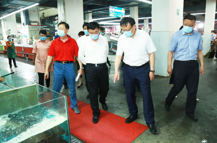 圖為馬學軍、歐陽曉暉在市場檢查。