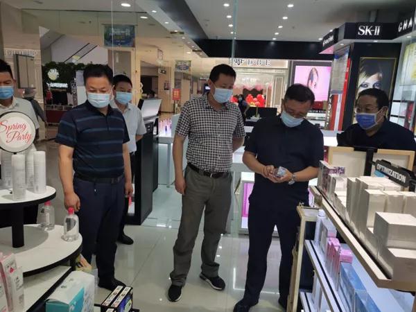 劉洪彬（右二）帶隊(duì)在和田地區(qū)檢查化妝品。