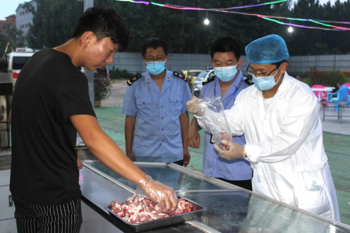 圖為近日該局執(zhí)法人員在縣城一夜市燒烤攤點進(jìn)行羊肉抽檢取樣。