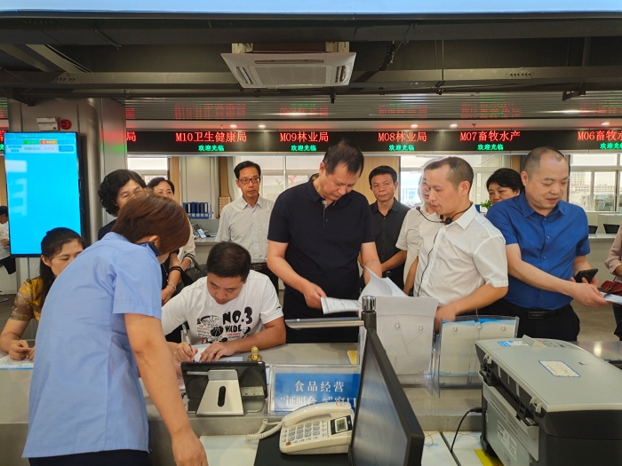 7月20日，省市場(chǎng)監(jiān)管局副局長(zhǎng)李沐（中）一行在祁陽(yáng)縣政務(wù)服務(wù)中心市場(chǎng)監(jiān)管局窗口調(diào)研