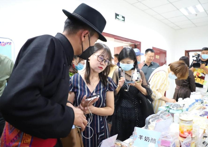 傳統(tǒng)奶制品手工坊代表接受記者采訪。中國食品藥品網(wǎng)記者楊燕攝