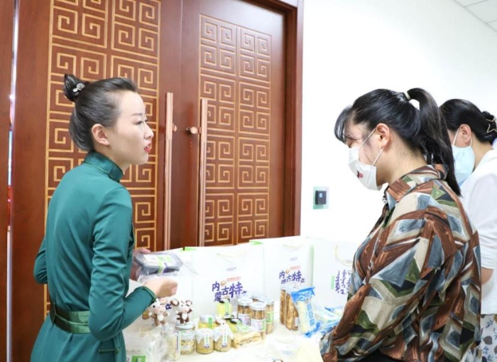 傳統(tǒng)奶制品手工坊代表向參會(huì)人員介紹奶制品情況。中國食品藥品網(wǎng)記者楊燕攝