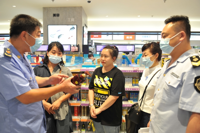 圖為該局工作人員在抽檢現場向化妝品經營單位宣傳新出臺的《化妝品監(jiān)督管理條例》_1488