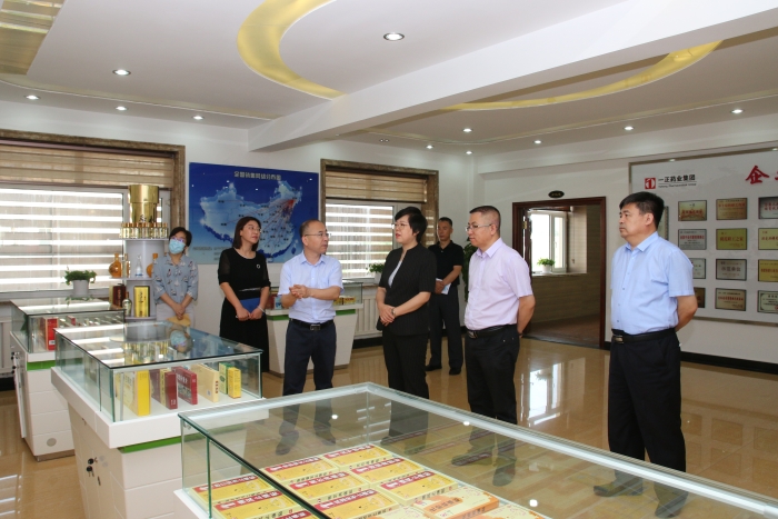 圖為吉林省藥監(jiān)局黨組書記、局長劉寶芳（右三）調(diào)研藥品生產(chǎn)企業(yè)發(fā)展?fàn)顩r。