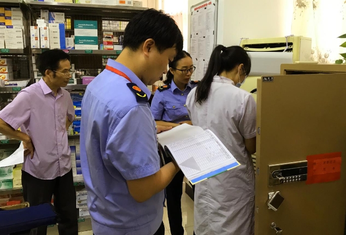 圖為該局執(zhí)法人員在一家醫(yī)院藥房檢查麻醉、精神藥品出入庫情況。
