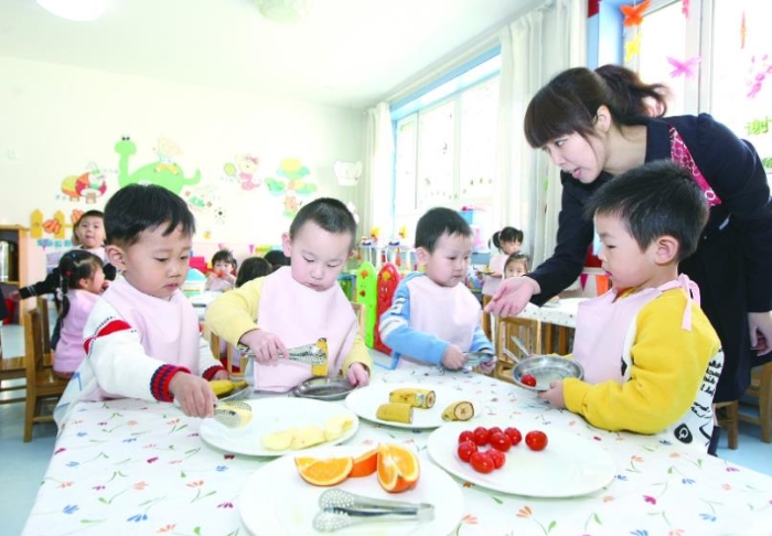 圖為哈爾濱市紅霞幼兒園老師在對(duì)幼兒進(jìn)行食品安全知識(shí)教育。紅霞　攝