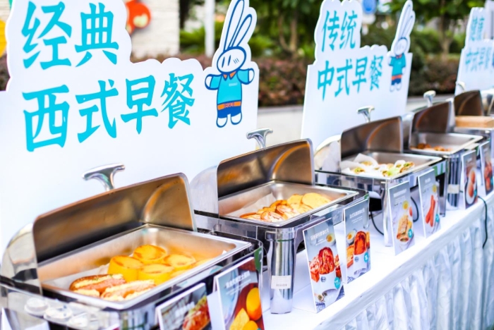 流動早餐車上的早餐品類豐富，涵蓋中式西式各類餐點。新華網(wǎng) 發(fā)