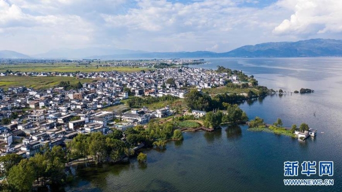這是9月3日拍攝的云南省大理市古生村村貌與洱海風(fēng)光（無(wú)人機(jī)照片）。新華社記者 胡超 攝