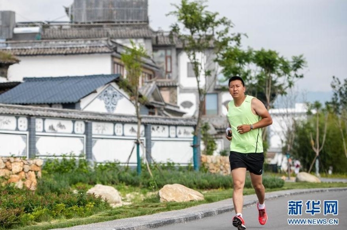 一名男子在大理市環(huán)洱海流域湖濱緩沖帶生態(tài)廊道跑步（9月3日攝）。新華社記者 胡超 攝