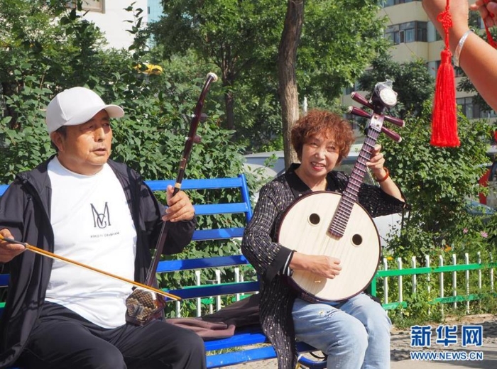 青海省西寧市韻家口鎮(zhèn)中莊村村民在演奏民樂(lè)（8月18日攝）。 新華社記者 白瑪央措 攝