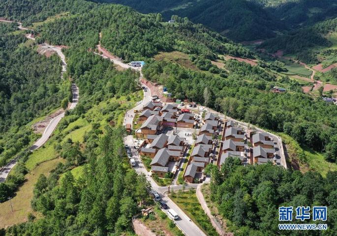 坐落在四川省涼山彝族自治州昭覺縣三岔河鄉(xiāng)的三河新村定居點房屋錯落有致、環(huán)境優(yōu)美（8月10日攝，無人機照片）。 新華社記者 李賀 攝