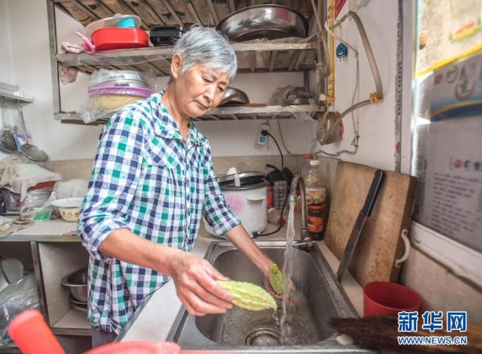 在湖北省?？悼h馬良鎮(zhèn)趙家山村，村民在家中用自來(lái)水洗菜（8月27日攝）。新華社記者 肖藝九 攝
