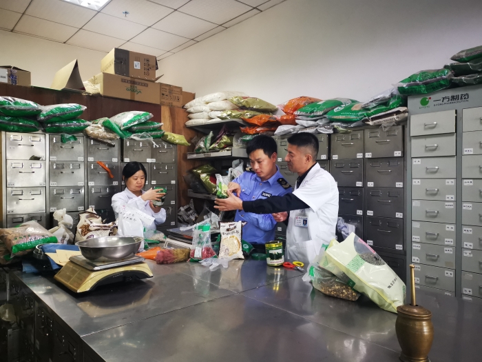 圖為工作人員檢查現(xiàn)場。