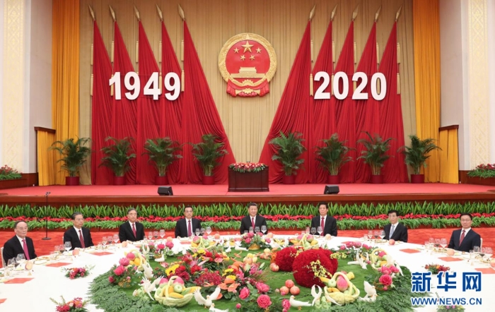 9月30日晚，國務院在北京人民大會堂舉行國慶招待會，熱烈慶祝中華人民共和國成立七十一周年。習近平、李克強、栗戰(zhàn)書、汪洋、王滬寧、趙樂際、韓正、王岐山等黨和國家領導人與中外人士歡聚一堂，共慶共和國華誕。 新華社記者 姚大偉 攝
