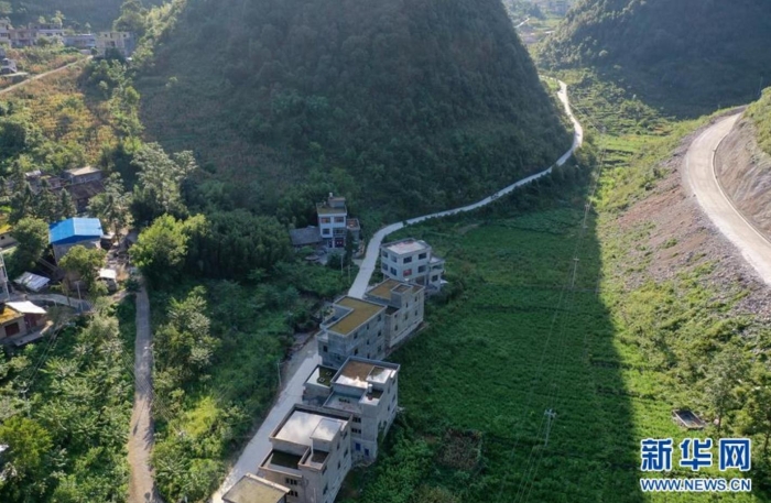 貴州省紫云苗族布依族自治縣大營(yíng)鎮(zhèn)大營(yíng)村不少民居樓頂都用于存蓄雨水（8月25日攝，無(wú)人機(jī)照片）。新華社記者 劉續(xù) 攝