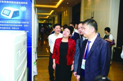 9月23日，浙江省副省長陳奕君（左二），省市場監(jiān)管局黨委書記、局長章根明（左一），省藥監(jiān)局黨組書記、局長徐潤龍（右一）參觀2020首屆藥品安全科學(xué)監(jiān)管與創(chuàng)新發(fā)展峰會外場展區(qū)。