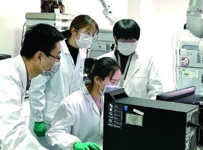 浙江省食品藥品檢驗研究院工作人員在探討法維拉韋應(yīng)急檢驗細節(jié)。