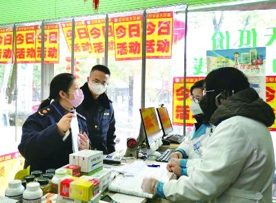 浙江省江山市市場監(jiān)管局執(zhí)法人員在藥店檢查。