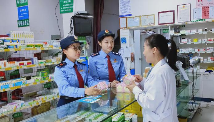 圖為該局執(zhí)法人員正在對一款滋補(bǔ)類藥品的外包裝標(biāo)識信息等進(jìn)行核對檢查。