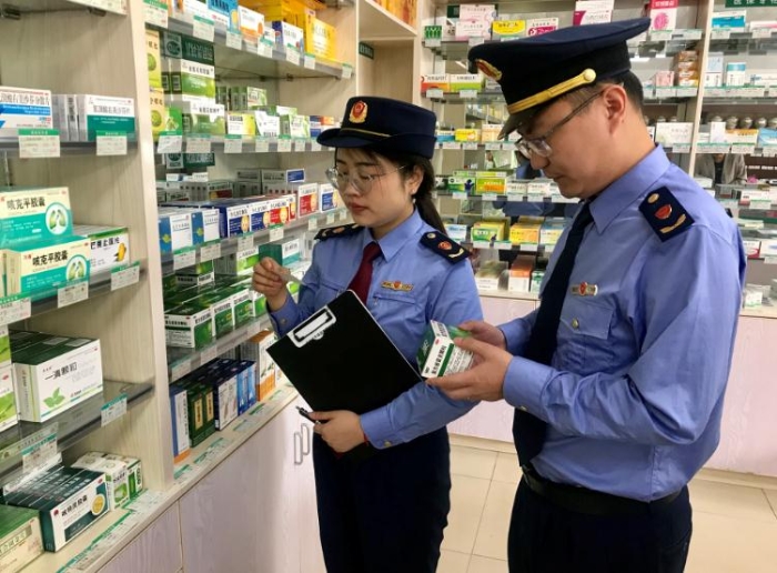 圖為該局執(zhí)法人員在一家藥店檢查藥品儲存條件是否達標。
