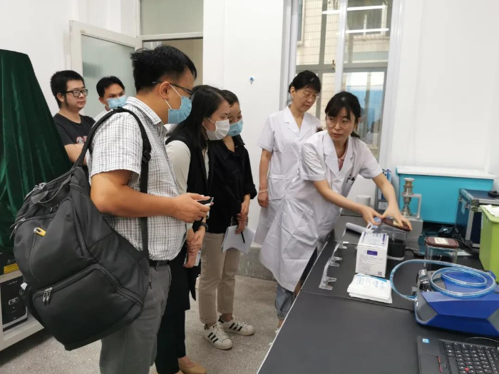 10月20日，海南省藥監(jiān)局開展海南省醫(yī)療器械消費(fèi)者科普系列活動(dòng)，組織公眾和媒體代表走進(jìn)醫(yī)療器械生產(chǎn)經(jīng)營(yíng)企業(yè)、檢測(cè)