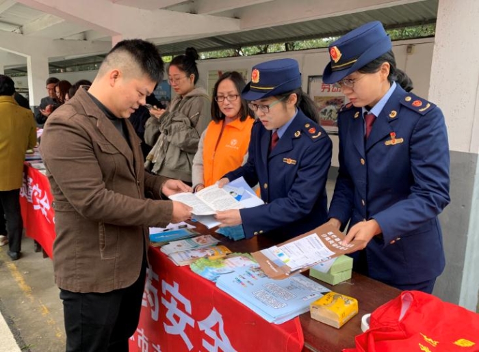 圖為該分局執(zhí)法人員在現(xiàn)場(chǎng)發(fā)放相關(guān)宣傳資料。