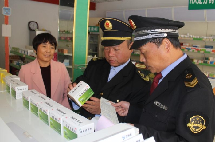 圖為該局執(zhí)法人員在一藥店進行執(zhí)法檢查。