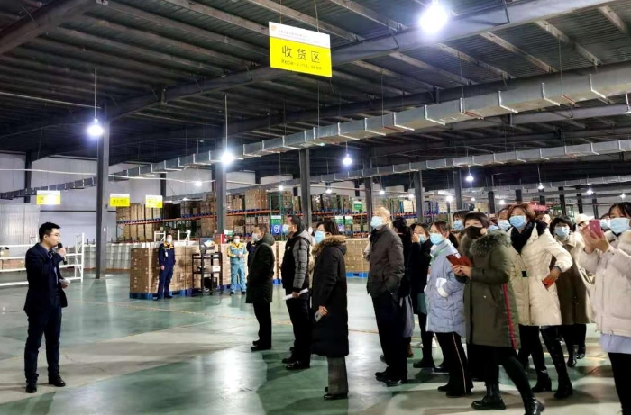 參會人員現(xiàn)場觀摩藥品批發(fā)企業(yè)。