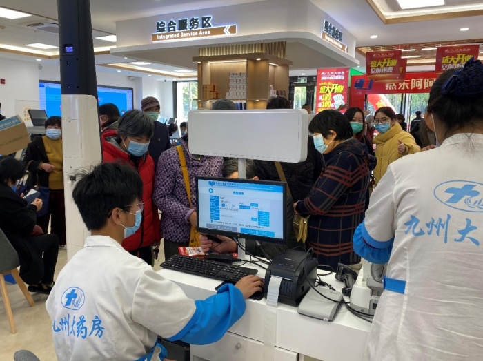 MMC健康便利店——眼底病變預(yù)警體驗市民排隊檢測。