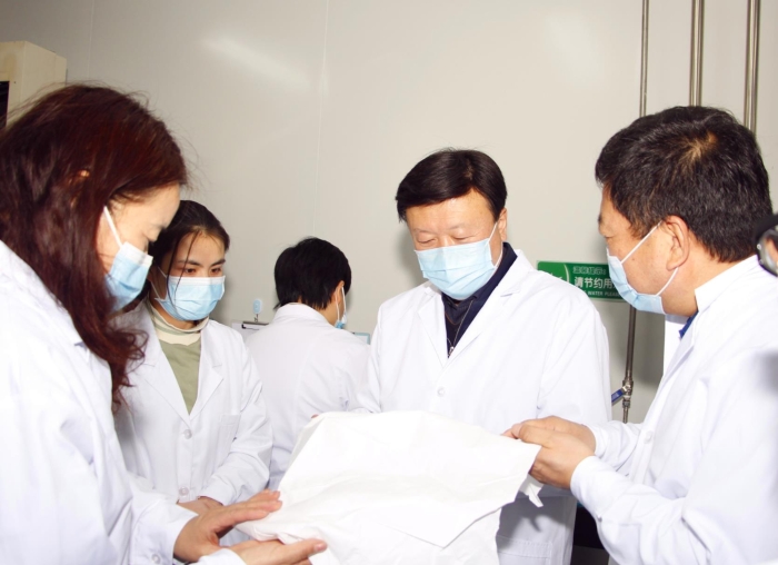 督導組一行在咸陽雅爾艾服裝有限公司檢查醫(yī)用防護服生產(chǎn)情況 督導組一行在咸陽雅爾艾服裝有限公司檢查醫(yī)用防護服生產(chǎn)情況