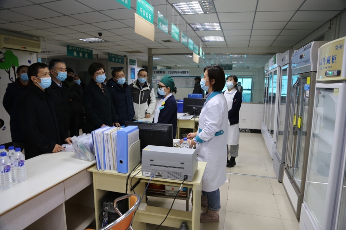 圖1為吉林省藥監(jiān)局局長劉寶芳（左三）帶隊在臨河社區(qū)衛(wèi)生服務(wù)中心新冠疫苗接種點督導(dǎo)檢查。