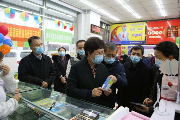 圖2為吉林省藥監(jiān)局局長劉寶芳帶隊檢查零售藥店”一退兩抗“防疫藥品銷售監(jiān)測情況。