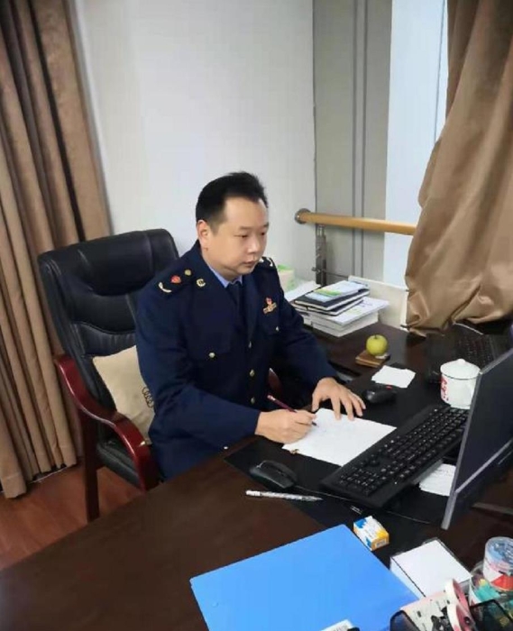 韓剛毅，現(xiàn)為溫州市市場監(jiān)管局藥品認(rèn)證檢查中心主任，從2003年開始從事醫(yī)療器械監(jiān)管工作，國家級第四批醫(yī)療器械檢查員。