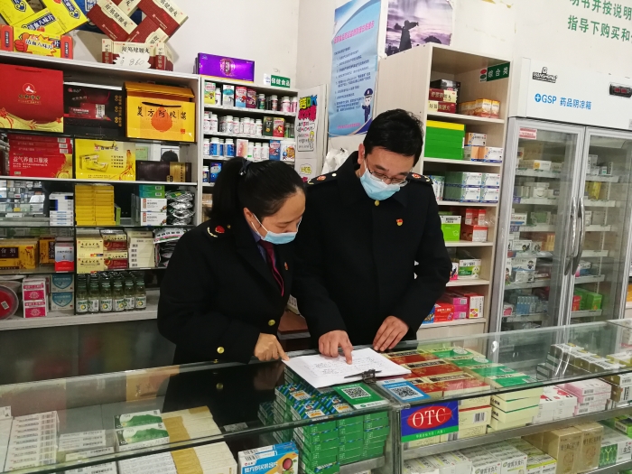 圖為鷹潭市市場(chǎng)監(jiān)管局執(zhí)法人員正在核對(duì)藥品零售企業(yè)銷(xiāo)售發(fā)熱、止咳等藥品的實(shí)名登記記錄