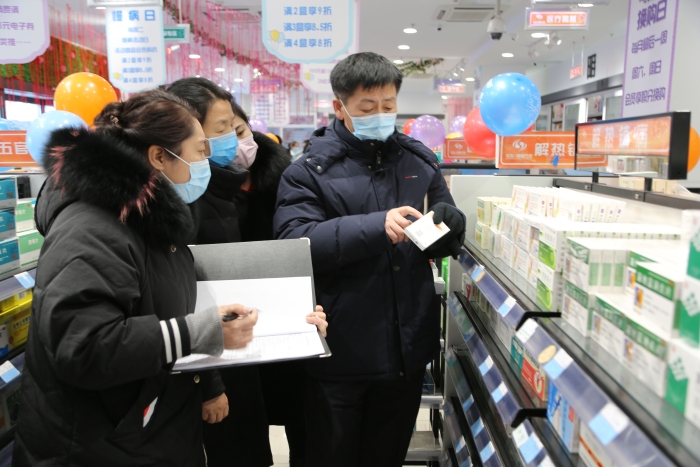 圖為督導檢查組在長春市經開區(qū)檢查藥店”一退兩抗“藥品銷售監(jiān)測情況。