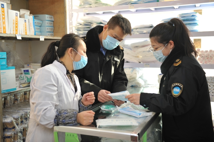 遼寧錦州 開展節(jié)前醫(yī)療器械安全檢查  圖為該局工作人員在一家醫(yī)療器械經(jīng)營企業(yè)進行防疫物資檢查。_7319 (1)