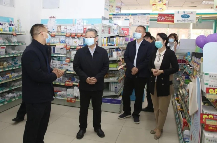 檢查組在南寧市藥品經(jīng)營(yíng)企業(yè)開展檢查
