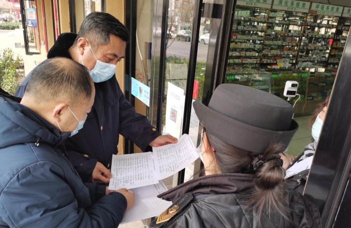 圖為石景山區(qū)市場監(jiān)管局檢查組在藥店檢查。 