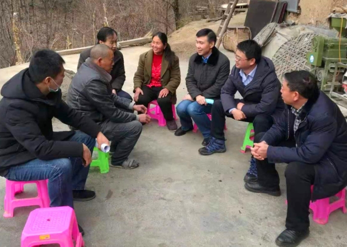 陜西省藥監(jiān)局工作人員深入曾經(jīng)幫扶過的農(nóng)戶家中深入了解其生產(chǎn)生活情況(田闖攝) 陜西省藥監(jiān)局工作人員深入曾經(jīng)幫扶過的農(nóng)戶家中深入了解其生產(chǎn)生活情況(田闖攝)