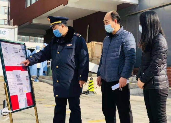 圖為昌平區(qū)市場(chǎng)監(jiān)管局執(zhí)法人員檢查一家核酸檢測(cè)機(jī)構(gòu)收費(fèi)情況。