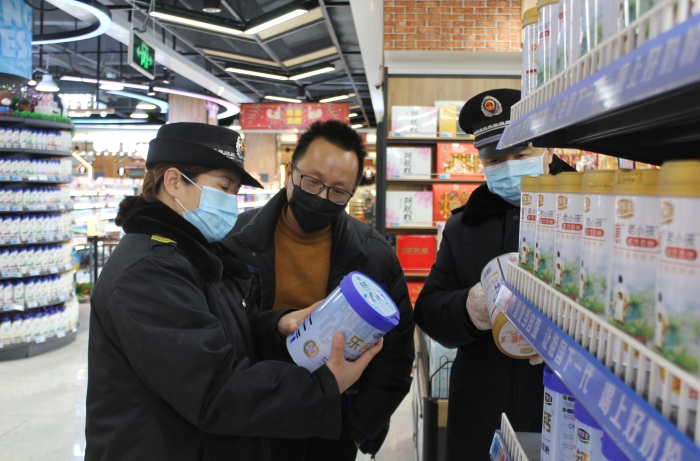 圖為該局執(zhí)法人員在一家商場(chǎng)檢查食品包裝。