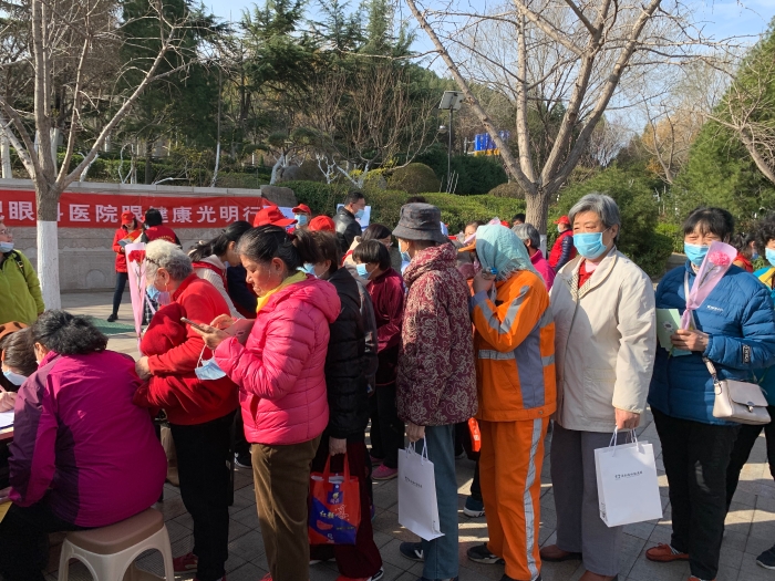圖為社區(qū)居民排隊參加義診活動。